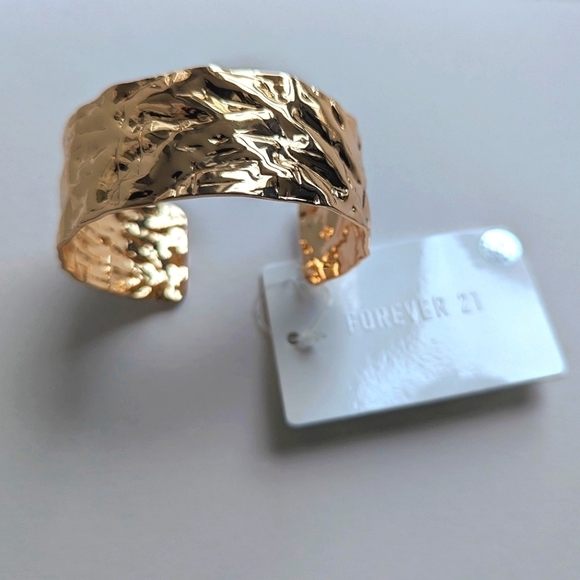 Gold Tone Modernist Hammered Textured Lightweight Open Cuff Bracelet Flat Bangle - Picture 2 of 3